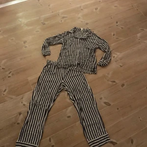 Pyjamas - Säljer den här supersöta pyamasen från Lindex 💕