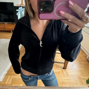 juicy couture zip-up hoodie - OG bit bling velour zip-up hoodie från Juicy Couture. Nypris $119 