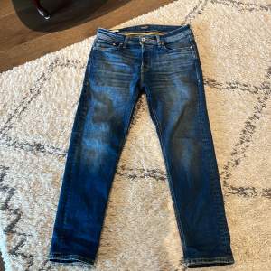 Nästan helt nya Tapered Mike jeans. 900kr nya mitt pris 550kr  Använda 5~ gånger. Skick 9/10 Inga märken eller fläckar. Skriv om du har frågor🫡 