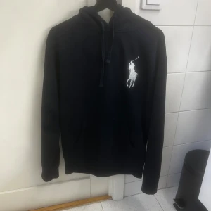 Ralph lauren hoodie - Säljer nu denna riktigt snygga Ralph lauren hoodie i storlek M. Skulle säga att den sitter lite mindre i passformen. Den är k ett väldigt fräscht skick. Hör av er vid frågor eller vid minsta lilla fundering 🤩 pris går så klart att diskuteras.