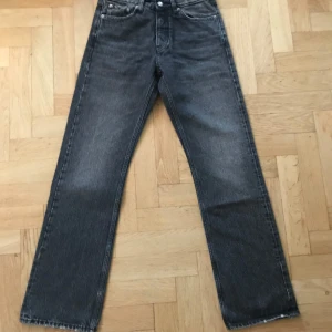 Helt oanvända mörk gråa HOPE Rush jeans  - Size/27 Style: Rush Jeans Black Ecru Vintage  Material: 100% Ekologiskt bomull   Kostar 2500kr nya i butik 