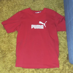 Puma T shirt - En röd puma t shirt i st S