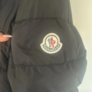 Moncler jacka - Säljer denna då jag vill köpa en annan. Ältighetsbevvis finns som ni ser på sista bilden.