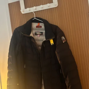 Para jumper svart  - Säljer nu min parajumper då jag inte använder den mer storlek xs den är bra skit inte använd så mycket 