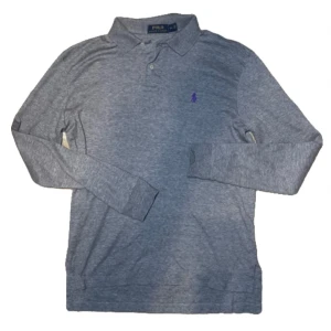Långärmad Polo Ralph Lauren piké grå - En jättefin grå långärmad Ralph Lauren piké i mycket fint skick storlek S fråga gärna om extra bilder eller prisförslag👍