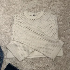 Hm tröja - Jag säljer denna vita stickade tröja🥰 Den har jätteskönt material och är inte alls stickig, tröjan kommer inte till användning so det är därför jag säljer den💖💖 