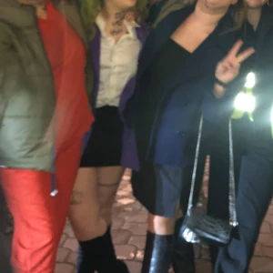 Lila kavaj - Säljer denna lila kavaj som jag hade förra halloween när jag var utklädd till joker, man kan även få till tatueringarna jag har kvar gratis om de önskas!