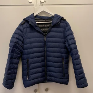 Massimo dutti jacka - Säljer nu min mörkblåa Massimo dutti jacka i storlek M men passar S jackan tillverkas inte längre men priset då var runt 1200 men mitt pris 899 kond 9/10 köpt för länge sen men inga synliga tecken på användning