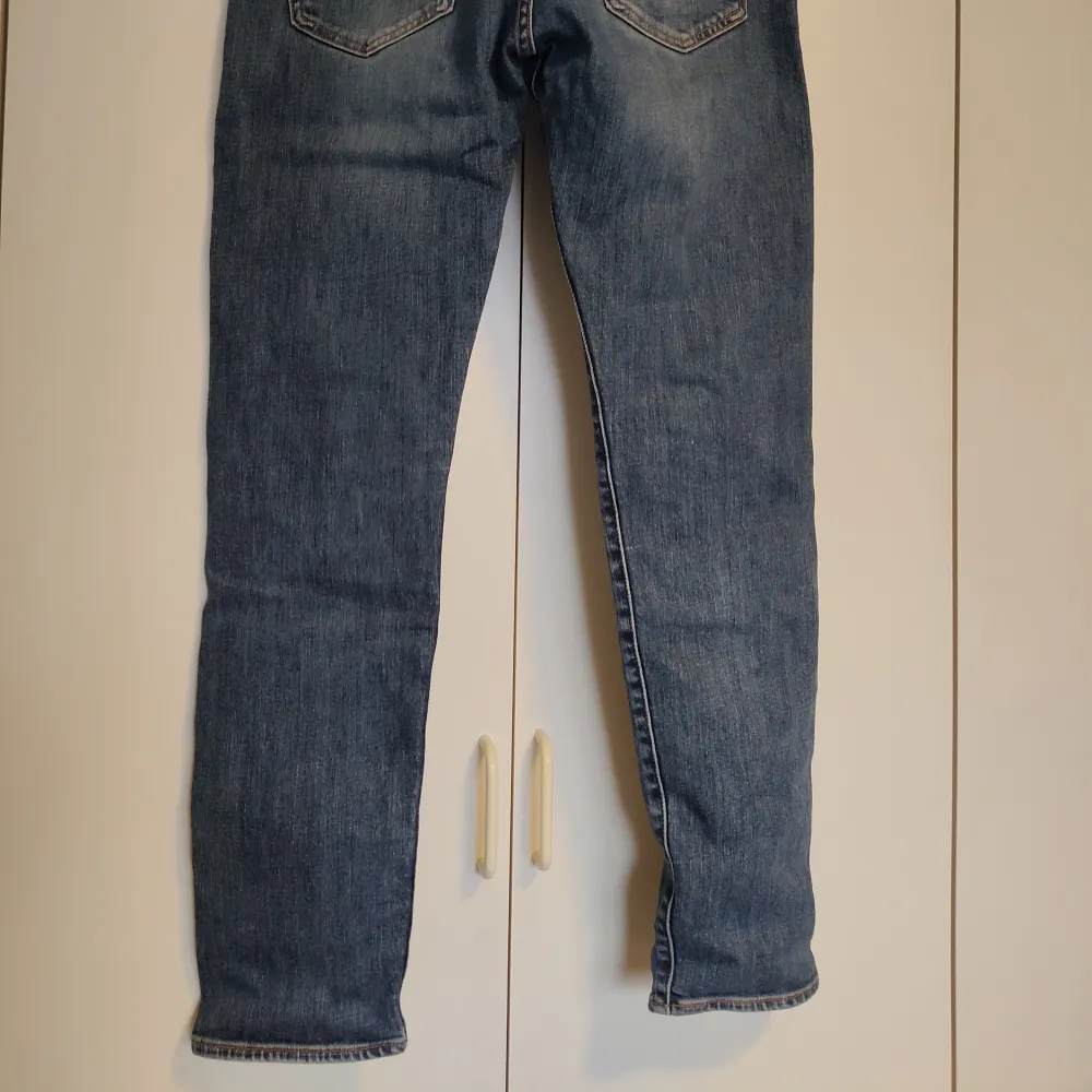 Säljer Levis 512 jeans i blå denim. I storlek 30/32 Slim Fit men stretchiga,  bekväm passform. Sparsamt använda, Hela och rena. 2 Fickor fram och 2 bak. Jeans & Byxor.