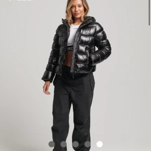 Superdry jacka - Storlek S passar xs-s säljer då den tyvärr är för liten, lånar ut den till en vän just nu där av inga egna bilder, skriv privat så kan jag säkert hitta en bild från förra vintern, perfekt skick inga defekter 