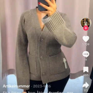 Wera cardigan - Säljer min helt oanvända cardigan från wera, nypris 899kr