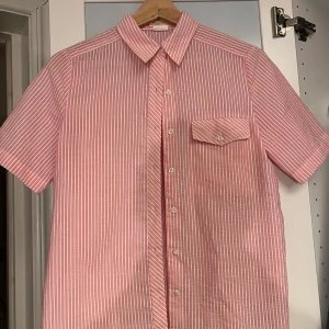 Randig skjorta  - Köpt secondhand men jag har bara använt den två gånger, den är lite see through.