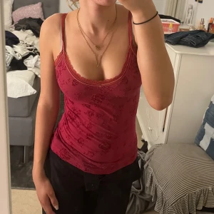 Röd blommig linnetopp från Sinsay - Säljer en snygg röd linnetopp från Sinsay i storlek M, men passar också XS, S. Toppen har ett blommigt mönster och smala axelband. Perfekt för sommardagar eller en utekväll. Den är i bra skick och skönt material❤️