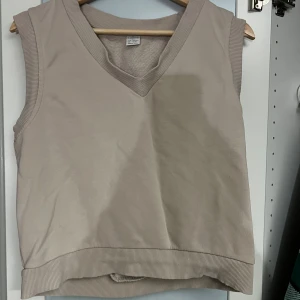 Beige väst  - I princip ny, är 158/164 men oversized så passar funkar som en S eller xs utan problem 