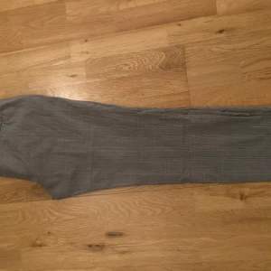 Kostymbyxor  - Jätte fina kostymbyxor från vila säljer då dom inte används längre och det finns inga defekter. Hör av er vid flera bilder eller frågor.