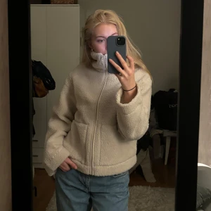 Teddy Jacka, HM - Säljer den populära teddy jackan från HM i färgen vit och storlek S. Även öppen för byte mot samma jacka & färg fast i storlek M!🤍Endast använd en gång. Köparen står för frakt