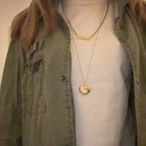 Grön snygg jacka i stl 40/S - Fin jacka i stl 40💘 kan passa S eller M. Säljer pga den är lite för stor och kommer inte till användning💘 jackan är i bra skick och pris kan diskuteras 💕🙏🏻