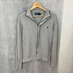 Ralph Lauren fullzip - Ralph Lauren vintage fullzip i väldigt fint skick. Går att dölja dragkedjan med knappar. Storlek M, modellen är 185.