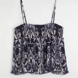 Plisserad topp  - Säljer denna supersnygga plisserad topp i nyskick! Tveka inte att höra av vid frågor 💕