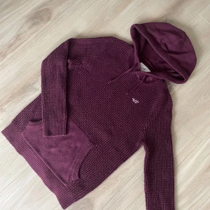 Hollister hoodie stickad  - Säljer en stickad hoodie från Hollister som är i ett bra skick!  Storlek S! Hör gärna av dig om du har frågor!