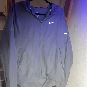 Nike performance jacka - Den är använd 4 gånger perfekt form:  original pris 899kr