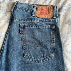 Levis jeans 517 - Storlek 34/34. Fina par vintage Levis jeans i ett ganska bra skick. Köper man fler par jeans blir de billigare.