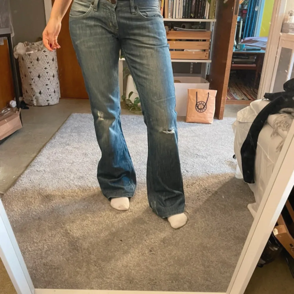 Jätte snygga Lågmidjade jeans som tyvärr inte kommer till anvädning💓 måtten är midjemått 39cm och innebenslängd 82💓 jag är 165. Jeans & Byxor.