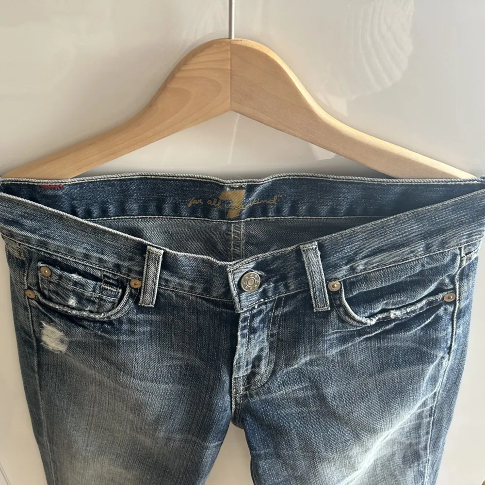 Köpte dessa sååååå fina Low waist flare jeansen i en helt perfekt färg med super fina gulliga dekorerade fickor för ett tag sen som tyvärr inte passade, som jag nu hoppas kunna själva vidare till någon där dom kan få mer användning☺️☺️. Jeans & Byxor.