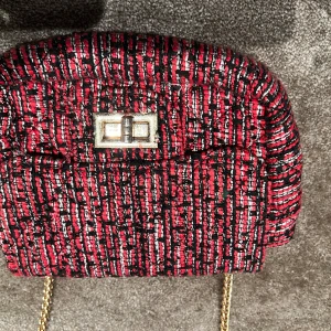 Röd väska  - Jätte snygg röd väska😍😍 Säljer pga att jag måste köpa en ny mobil och behöver samla upp pengar❤️❤️ Priset kan diskuteras🥰