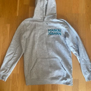 Grå hoodie med maskrosbarn tryck  - Grå hoodie, maskrosbarn tryck 🥰