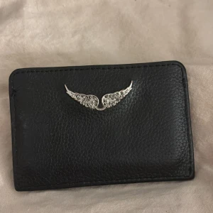 Zadig Voltaire plånbok  - Den är äkta köpt på Plick säljer även äkta Zadig voltare väska som Maschar 🥰