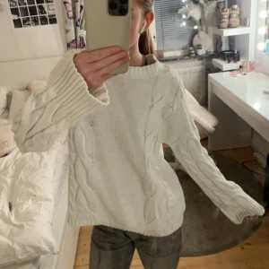 Söt vit tjocktröja  - Jättesöt kritvit stickad/virkad tjocktröja inför vintern, nästan helt oanvänd och inga skråmor eller fläckar.