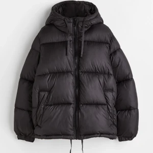 Pufferjacket - Svart pufferjacket från HM, använd en gång och är köpt för 400kr🩷