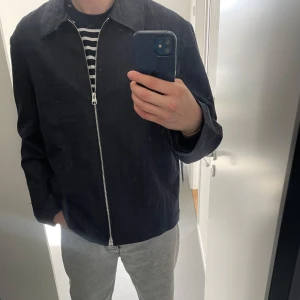 ARKET Zip-up Overshirt - Avslappnad overshirt med zip-up från ARKET, i princip oanvänd. Strl 52/L. Nypris runt 1,5k.