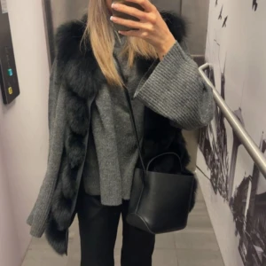 ÄKTA PÄLSVÄST SVART - Bra skick, hål i en ficka dock 