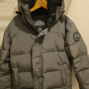 Canada goose macmillan jacka - Använd 2 gånger, (helt ny), passade inte mig va för liten för mig som är 180cm  Priset kan diskuteras Size: S  Canada goose påsen finns med, bara fråga om bil om du vill se.  