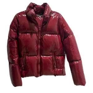 Tommy pufferjacka  - Säljer den här Tommy hillfiger jackan i storlek m. Den är glansig och super bra skick!