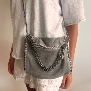 Stella McCartney Falabella Bag - Stella McCartney Falabella Mini Tote Bag! Nyskick & inga defekter, endast används 1 gång! 🥰  Måtten är: 26.5 x 23.5 x 10cm. Väskan kommer med dust bag & certifkat!  Kontakta för mer info/bilder!  Kan mötas i Sthlm. Priset kan diskuteras!!!