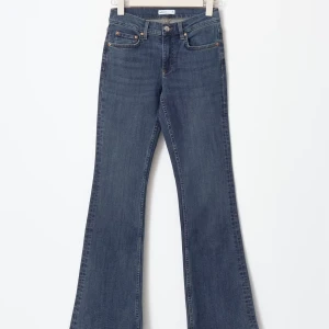 Jeans - Lowwaist jeans från ginatricot, mörkblåa, knappt använda.