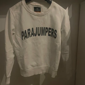 Parajumpers tröja - Säljer nu den tröjan för att den inte passar längre. Den är helt skadefri och inte sliten på nåt ställe. Storleken är som xs-s. 