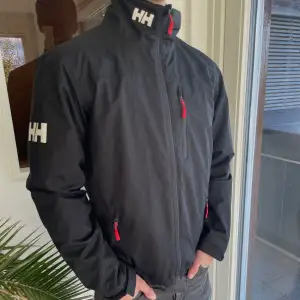 Helly Hansen windbreaker i nyskick, utan defekter. Jackan är lätt och vindtät. Hög kvalitet, slitstarka material för extra skydd. Passar för alla väder. Nypris: 2000kr⚡️