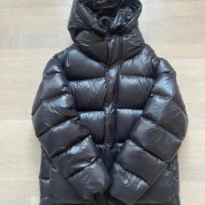 Singular society - Säljer jackan för den var förstor, st s men skulle mer säga storlek m, kan tänka mig att sänka priset