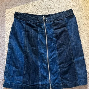 Jeanskjol h&m stl 36 - Jeanskjol från h&m. Sällan använd, säljes därför. Står stl 38 men tycker den sitter mer som 36.