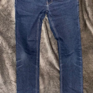 Blå jeans från Silvia - Säljer ett par klassiska blå jeans från Silvia i storlek 28. De har en snygg och tidlös design med normal passform och raka ben. Perfekta för både vardag och fest! 🕺