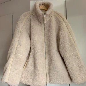Teddyjacka / Pilejacka H&M - Populära teddyjackan från H&M i storlek L. Använd några gånger, fint skick! 