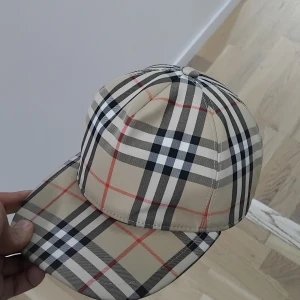 Burberry keps. - Storlek m byter även mot andra saker.