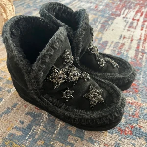 Mou Eskimo - Mou boots!🍓 Gosiga och coola. Köp. Perfekta om du letar efter något annat än uggs….🤝🏼