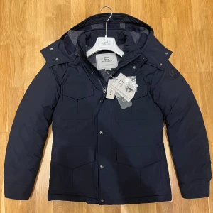 Woolrich jacka - Ny Woolrich vinterjacka | Allt og, galge, extra knappar | Nypris: 6700 | Skick 10/10 (Aldrig använd) | Luva går att ta av, 4 fickor + 3 innefickor, Midja går att skjustera, Byggd för + 10 till 0 grader C, 2 dragkedjor | Pm om du har frågor 🤗 | 