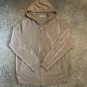 Kashmir hoodie  - Kashmir hoodie i mycket gott skick då den knappt är använd. Tröjan är i 100% Kashmir. Hör av dig vid funderingar!