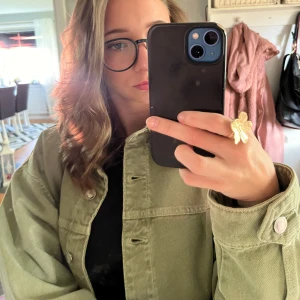 Jeansjacka  - Grön jeansjacka från Zara, storlek S☺️